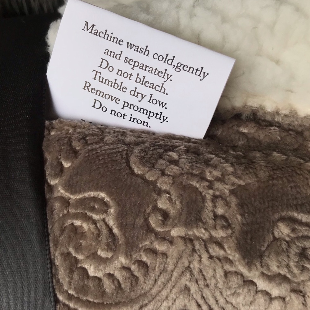 Oversized reversible embossed plush/berber throw - Picture 7 of 9